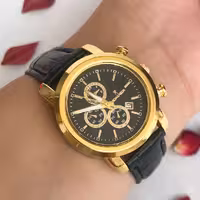 ست ساعت زنانه و مردانه رومانسون بندچرمی مشکی صفحه مشکی قاب طلایی. طرح سه موتوره ، دارای تقویم  لاکچری و خاص ارسال رایگان