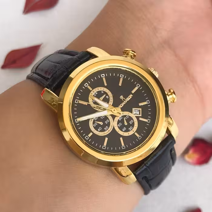 ست ساعت زنانه و مردانه رومانسون بندچرمی مشکی صفحه مشکی قاب طلایی. طرح سه موتوره ، دارای تقویم  لاکچری و خاص ارسال رایگان