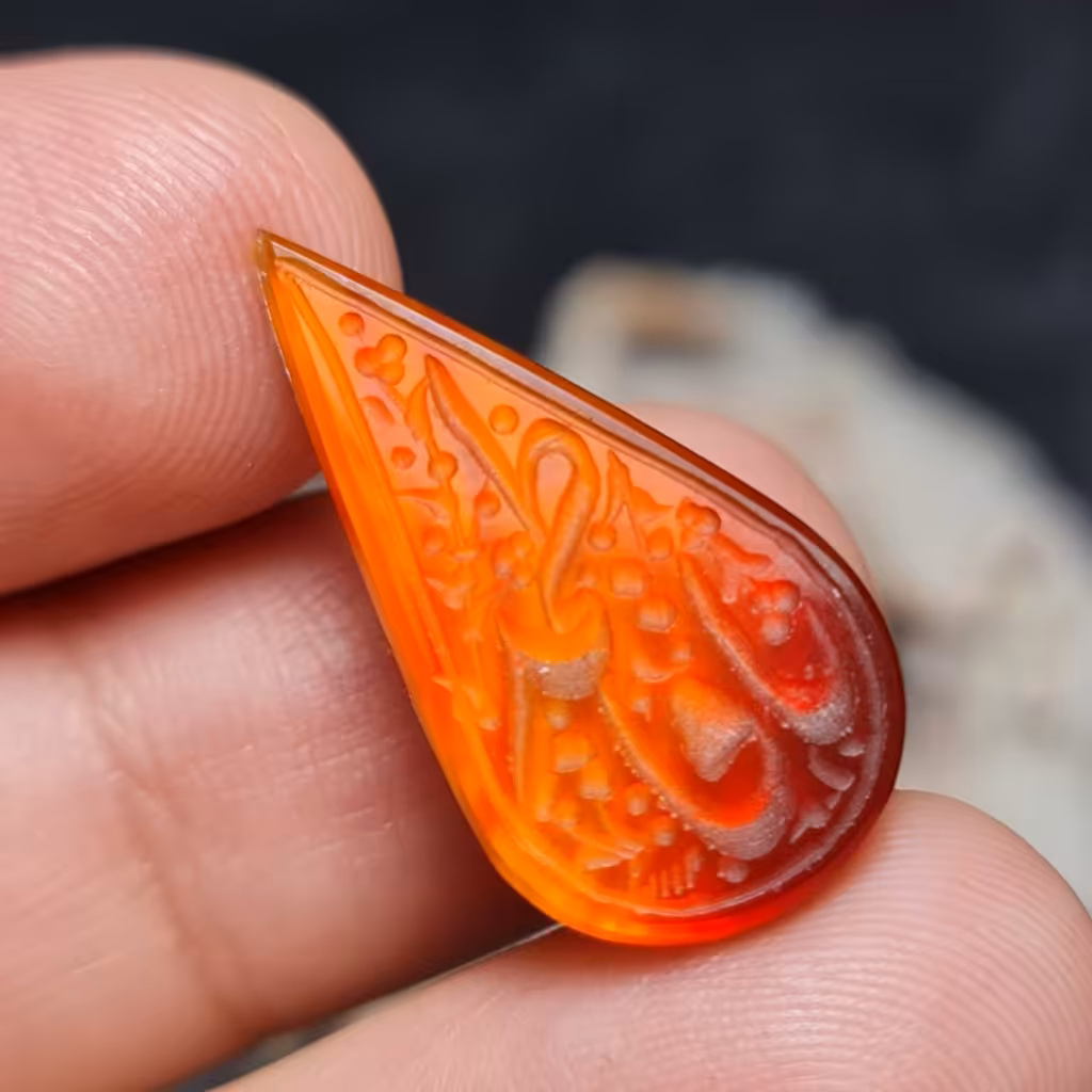  نگین فوق العاده زیبای سنگ عقیق اصل معدنی با خط بسیار زیبای حکاکی دست  امضا دار
کد  26703