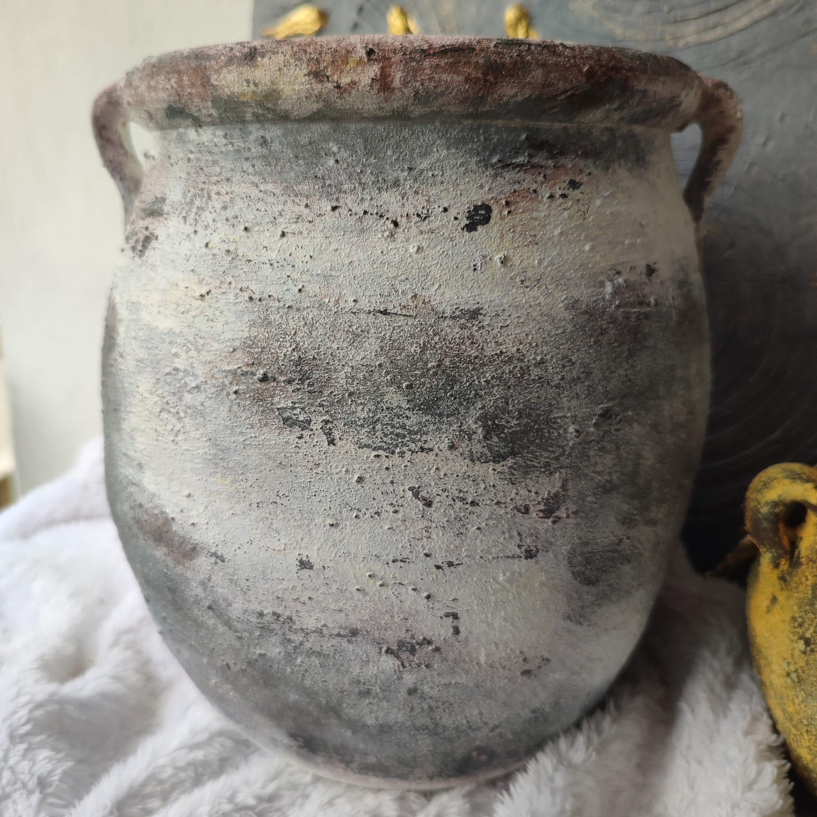 کوزه سفالی کهنه کاری شده