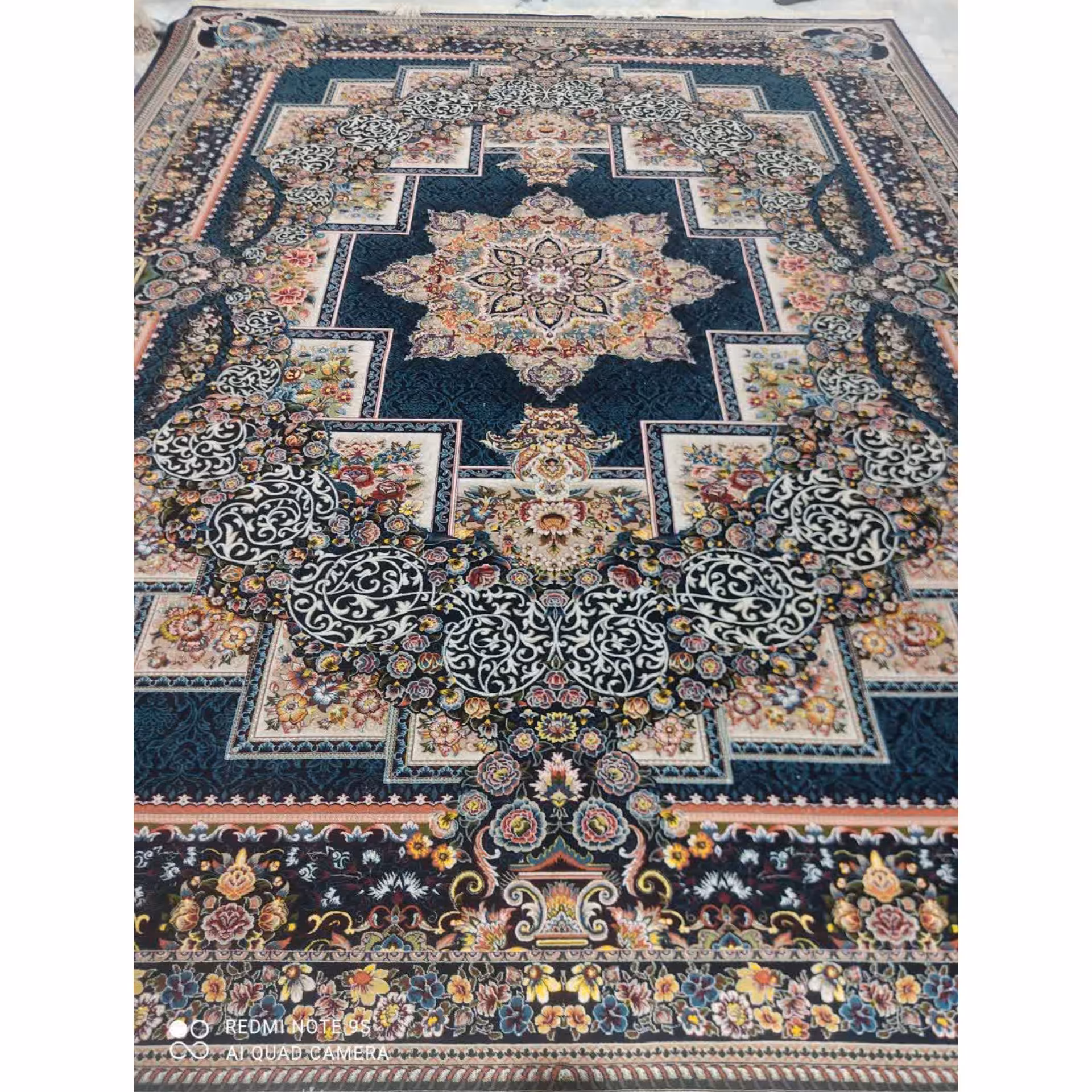 فرش ماشینی 700 شانه اصل تراکم 2550 طرح ماهان زمینه سرمه ای 6 متری جنس اکرولیک فروش ویژه