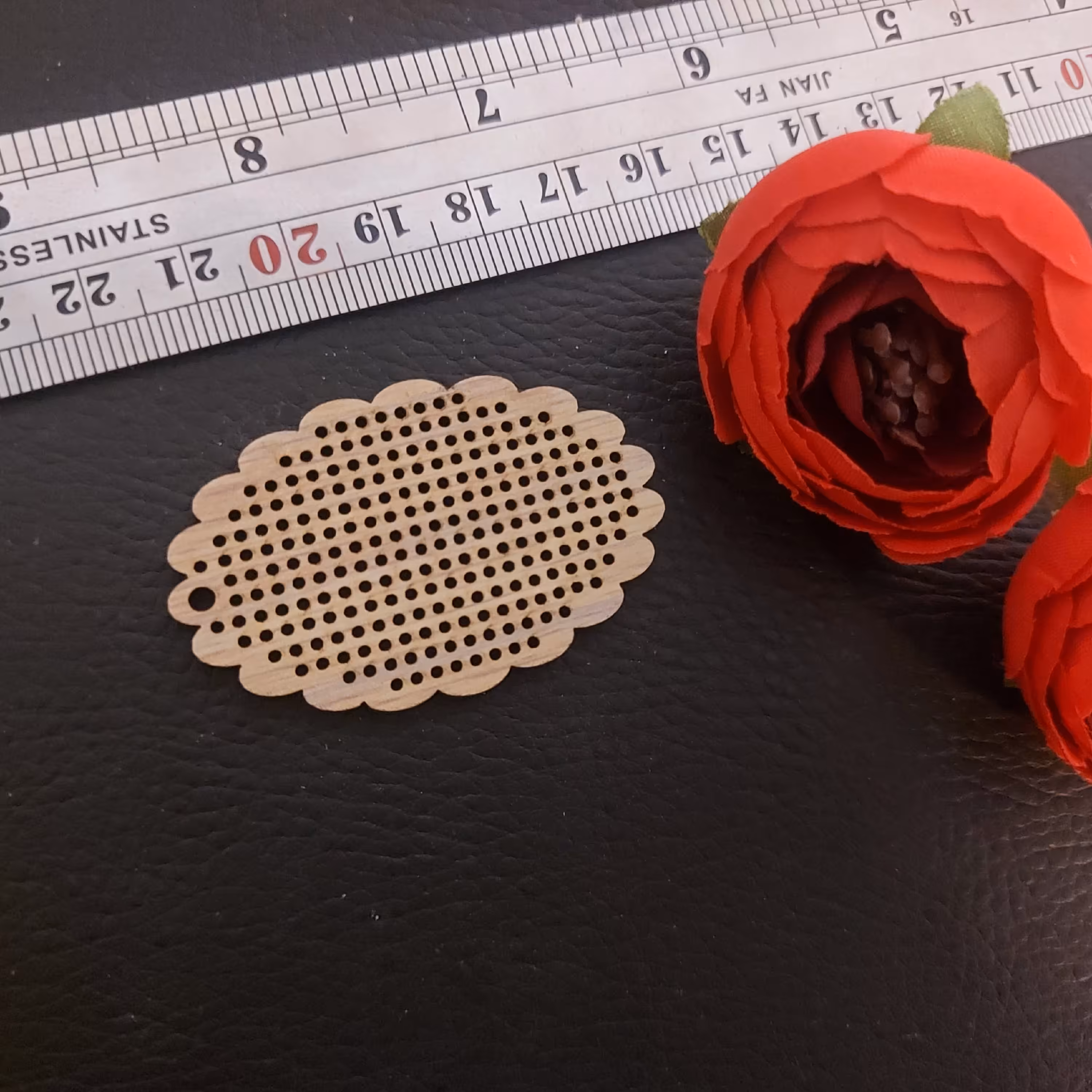 قاب چوبی گردنی بیضی مخصوص شماره دوزی 