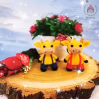 عروسک آویز فانتزی کادو عروسک بافتنی جاکلیدی و جا سوییچی دست بافت طرح  گاو پسر