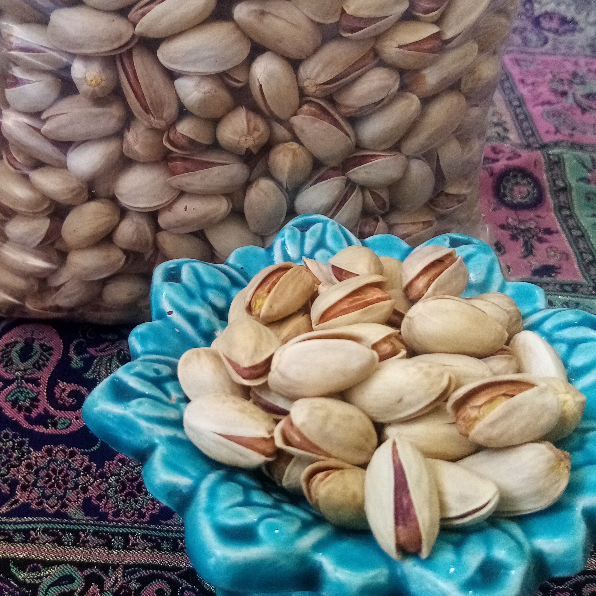 پسته احمد آقایی سایز آجیلی فاقد دهن بسته انس 24،25