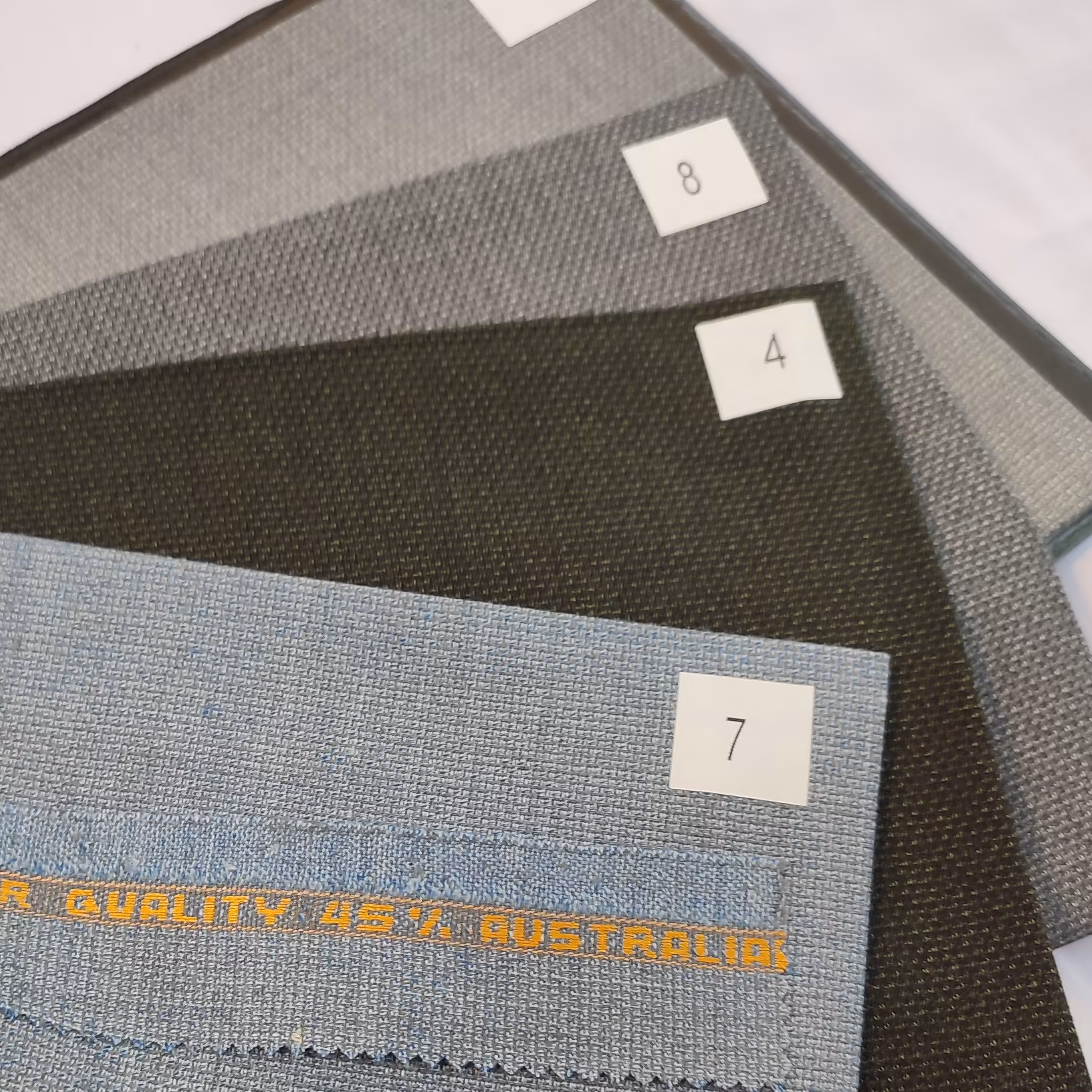 پارچه فاستونی سنجاقی مطهری 45 درصد پشم استرالیا و 55 درصد نخ آلمان و تحت لیسانس کلی سلد اینگلیس 