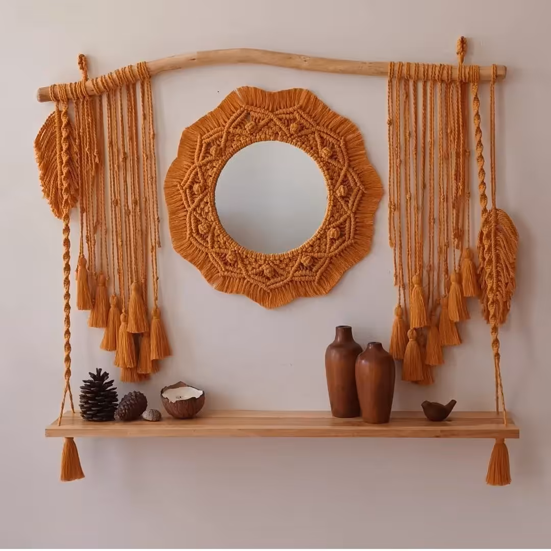 پک کامل قاب آینه و شلف و دیوارکوب مکرومه بافی سایز شلف چوبی حدود 80در 20 سانتی متر  قطر آینه 30 سانتی متر برند آرت بیوتی