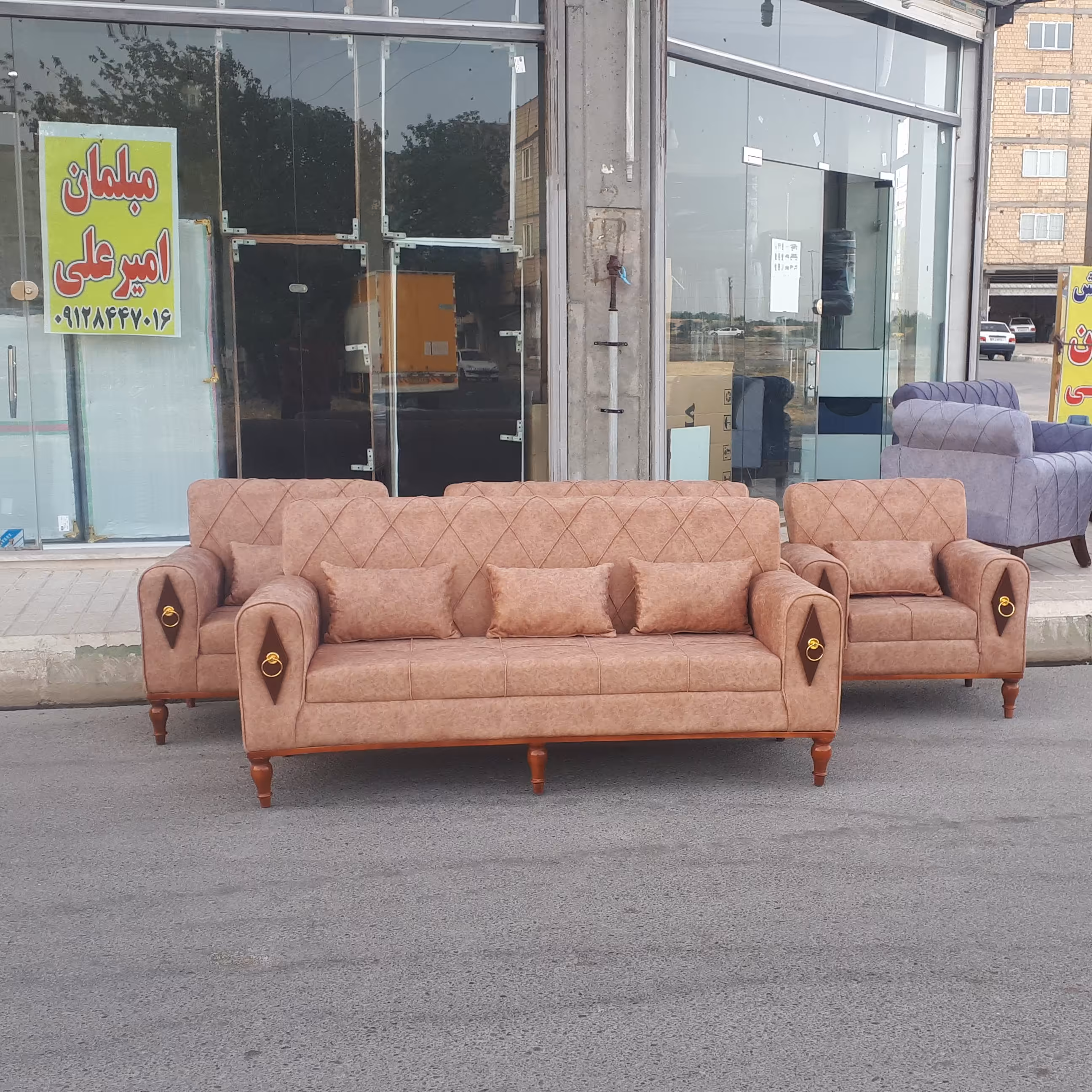 مبل اسکارلت پایه خراطی کلاف تمام چوب بهترین لایق شماست