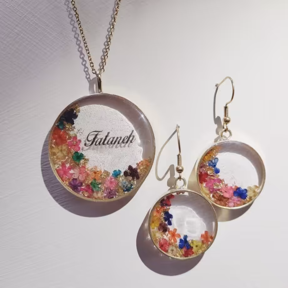 ست رزینی گردنبند و گوشواره رنگ ثابت طرح گلستان طلایی با اسم انتخابی