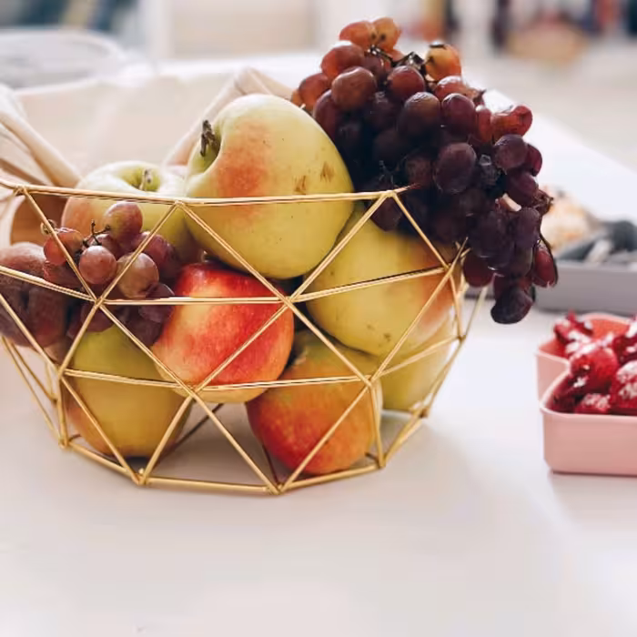 سبد میوه فلزی طلایی طرح چند ضلعی