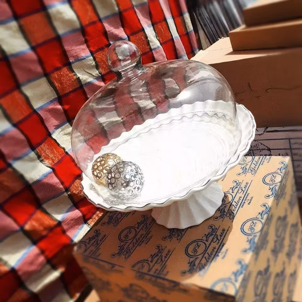 کاپ کیک مرسانا
لب طلا
جنس چینی
قطر 30سانتی متر 
ارتفاع پایه  12سانتی متر دارای جعبه کادویی مناسب 