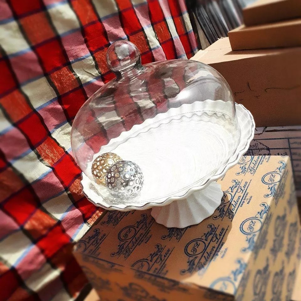 کاپ کیک مرسانا
لب طلا
جنس چینی
قطر 30سانتی متر
ارتفاع پایه 12سانتی متر دارای جعبه کادویی مناسب