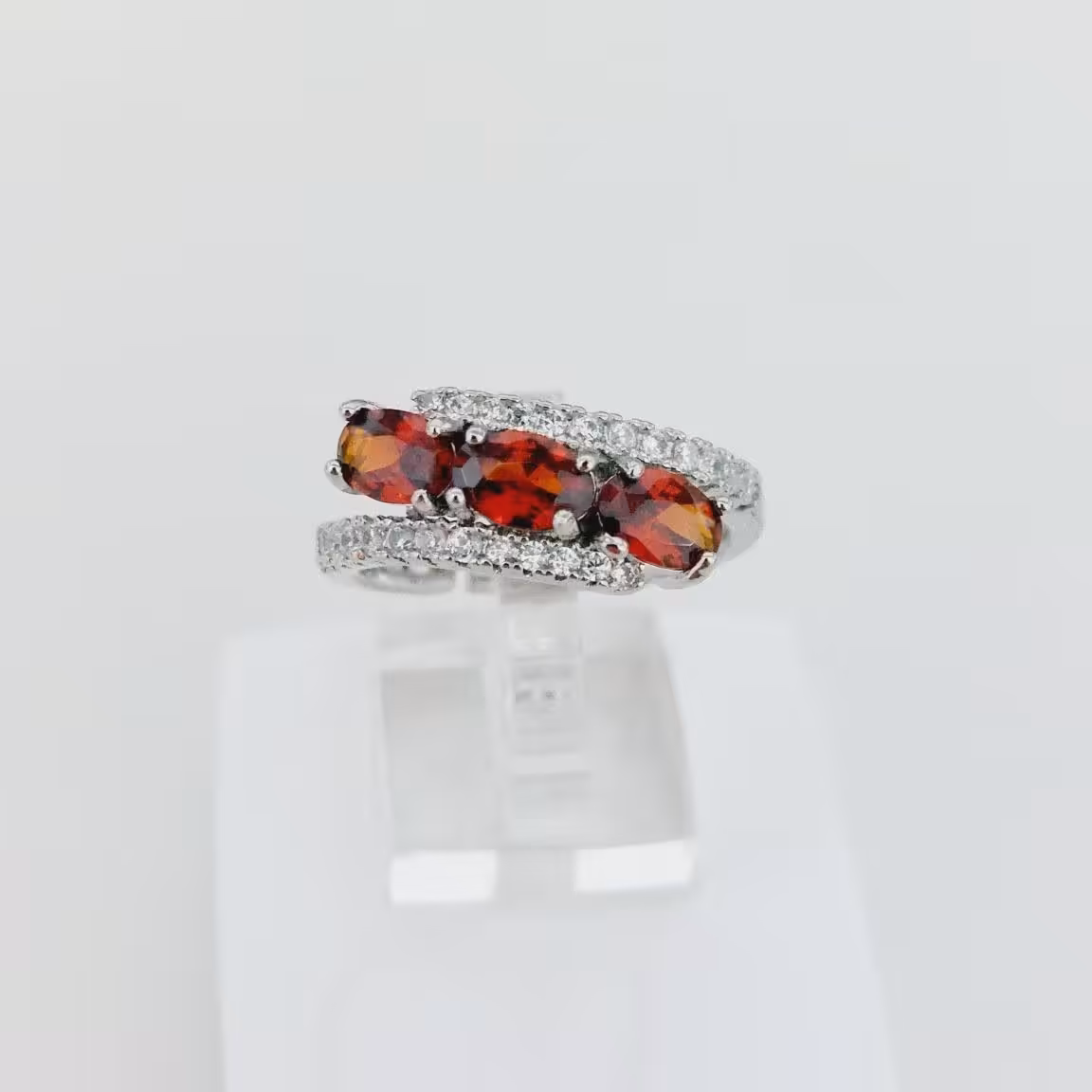 انگشتر کد10393 طرح جواهر.نگین اتمی.آبکاری طلا.سایزبندی کامل.رنگ ثابت.ضدحساسیت