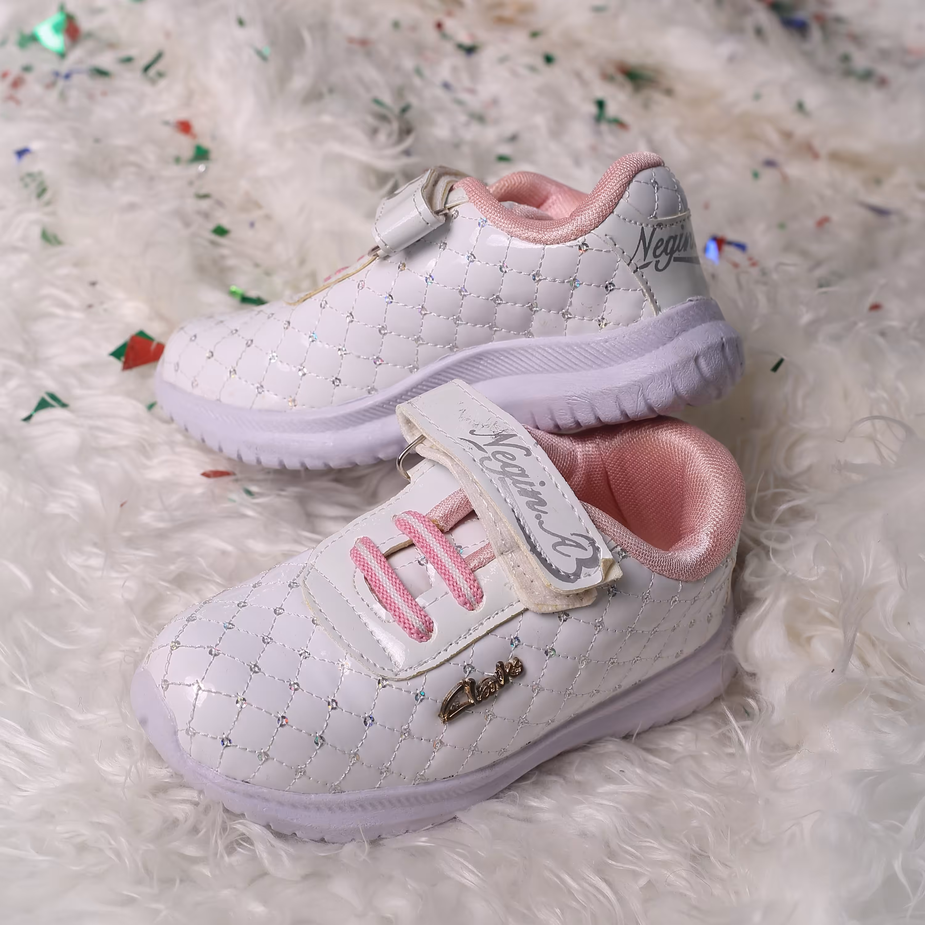 کفش بچگانه دخترانه ورنی پولک دار در دو رنگ سفید و کرمی