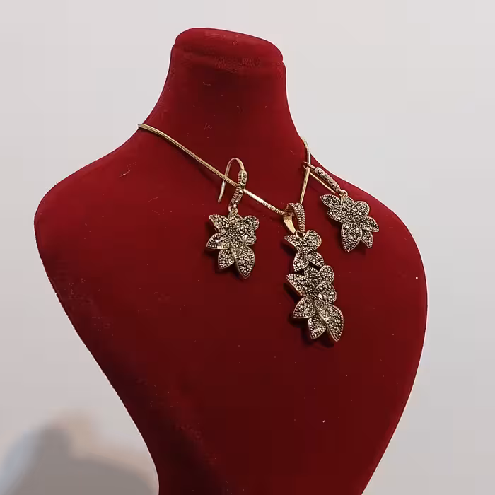 نیم ست و گردنبند دخترانه و زنانه  گلبرگ