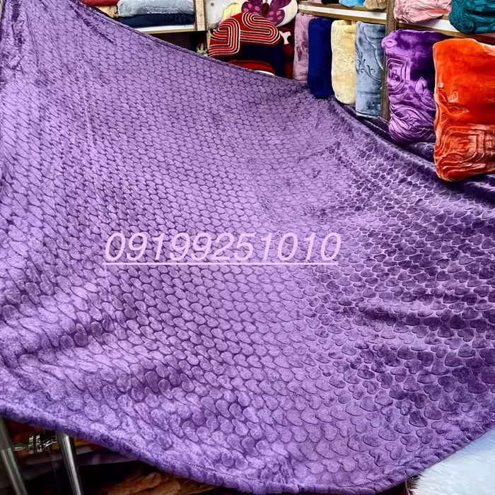 پتوی دونفره نرمینه تک رنگ گلبرجسته ساکدار مدل سروین مسافرتی ژله ای بسیار لطیف رنگ بنفش بادمجانی کد 13
