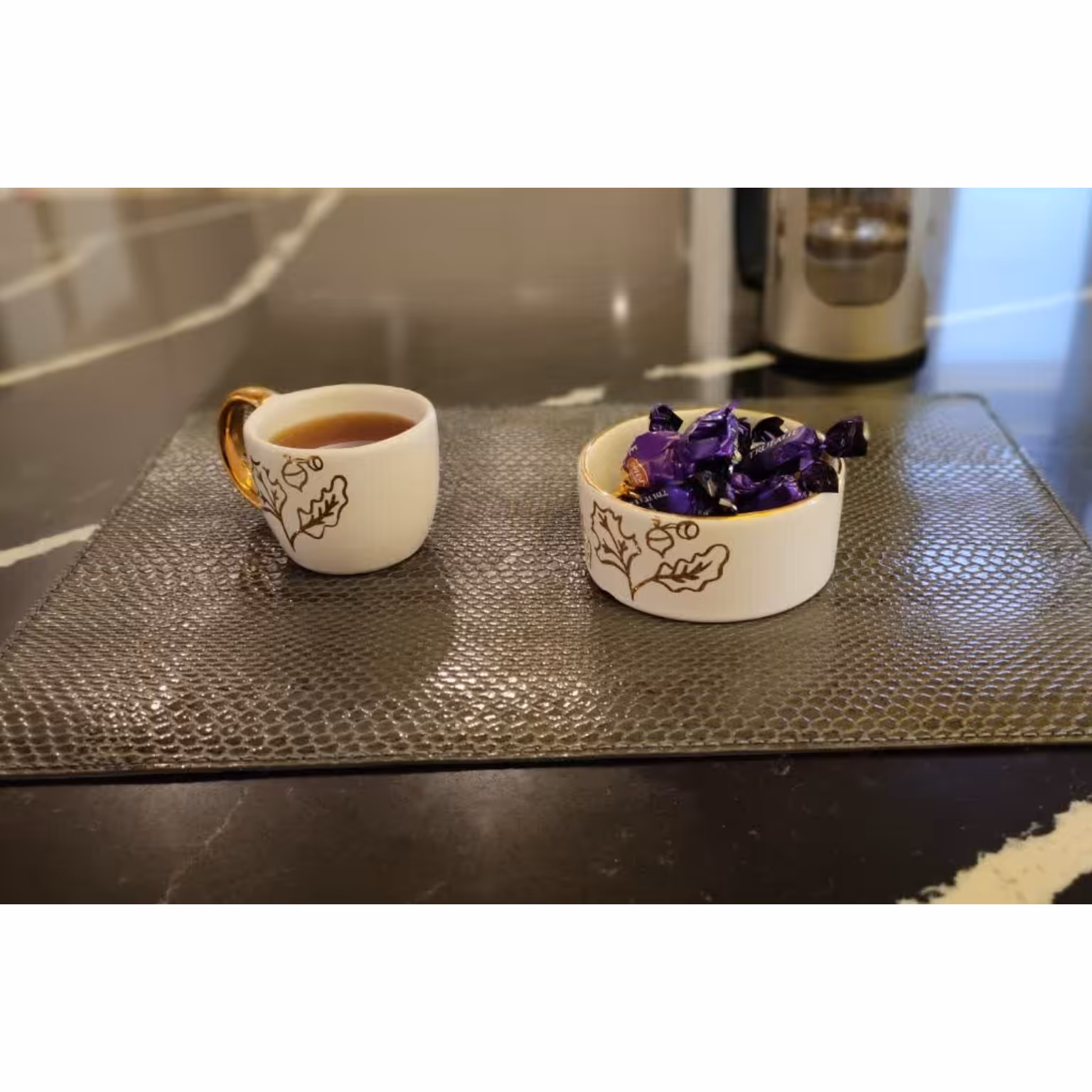 زیر بشقابی چرم طبیعی دست دوز با وزن 180 به رنگ خاکستری چرم خاص