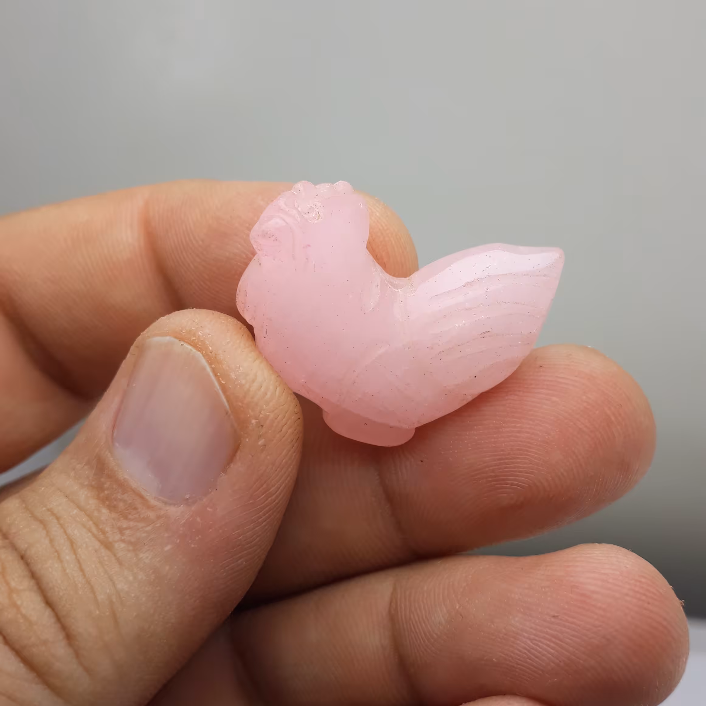 مجسمه سنگی خروس  کوارتز صورتی سنگ عشق بسیار زیبا و کلکسیونی معدنی