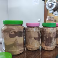 کره بادام زمینی مخلوط با کاکائو ، کنجد و سایر مغزیجات 