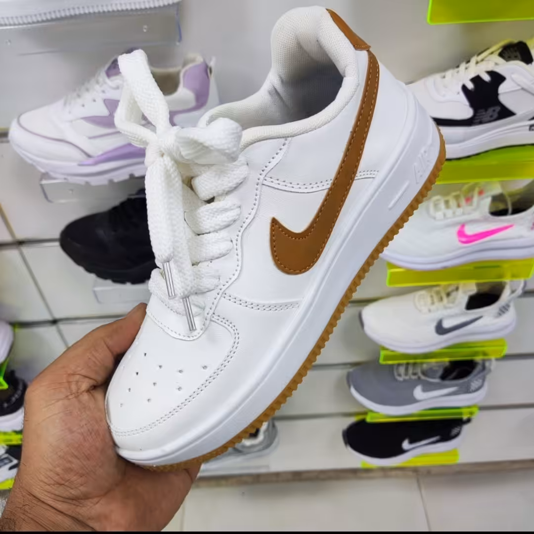 کفش زنانه و دخترانه پر طرفدار  نایک ایر با کیفیت عالی رنگ بندی سفید طلایی سایز بندی 37 الی 40