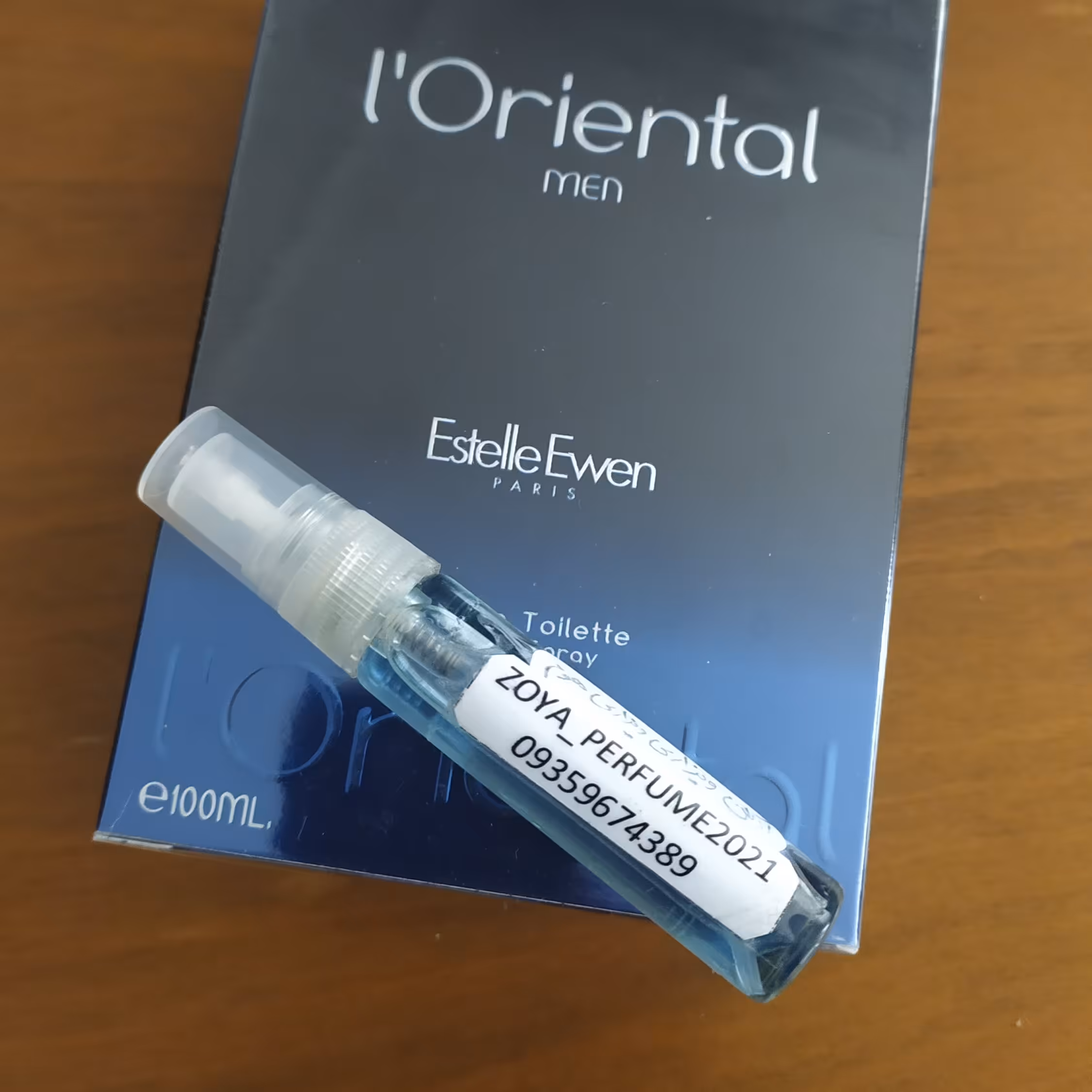 یه شیشه دکانت 10 میلی از ادملن اورجینال جی پارلیس اورینتال آبی مردانه که رایحه  انگور فرنگی داره و لذت بخشه