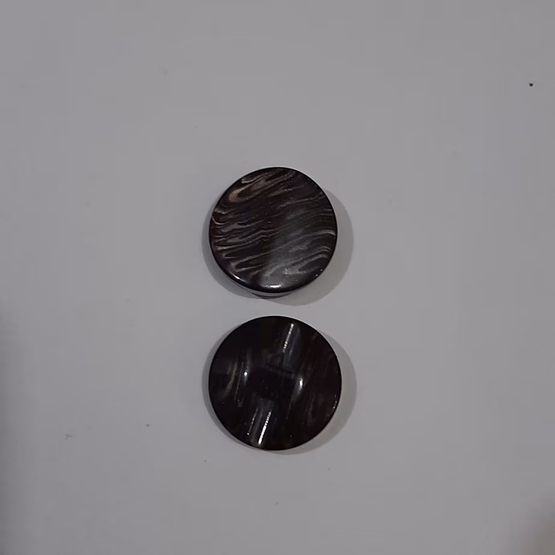 دکمه طرح دار قهوه ای سوخته سایز کوچک مناسب بلوز و شومیز و .. 