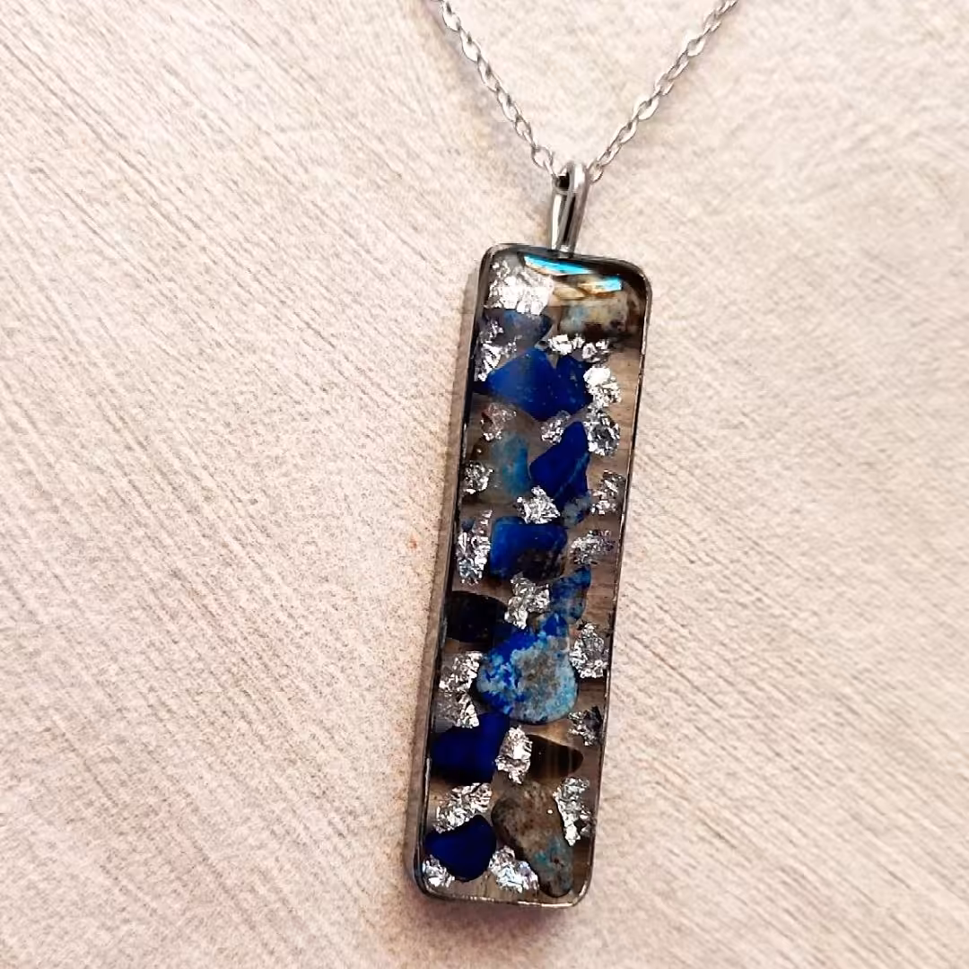 گردنبند لاجورد ساخته شده با رزین و سنگ لاجورد و ورق نقره