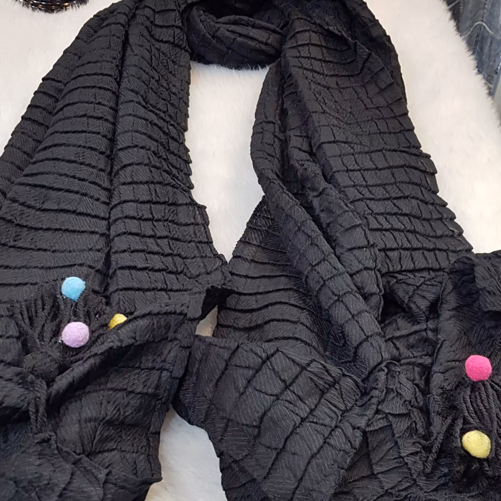 شال پلیسه مشکی پفکی منگوله دار وارداتی بلند