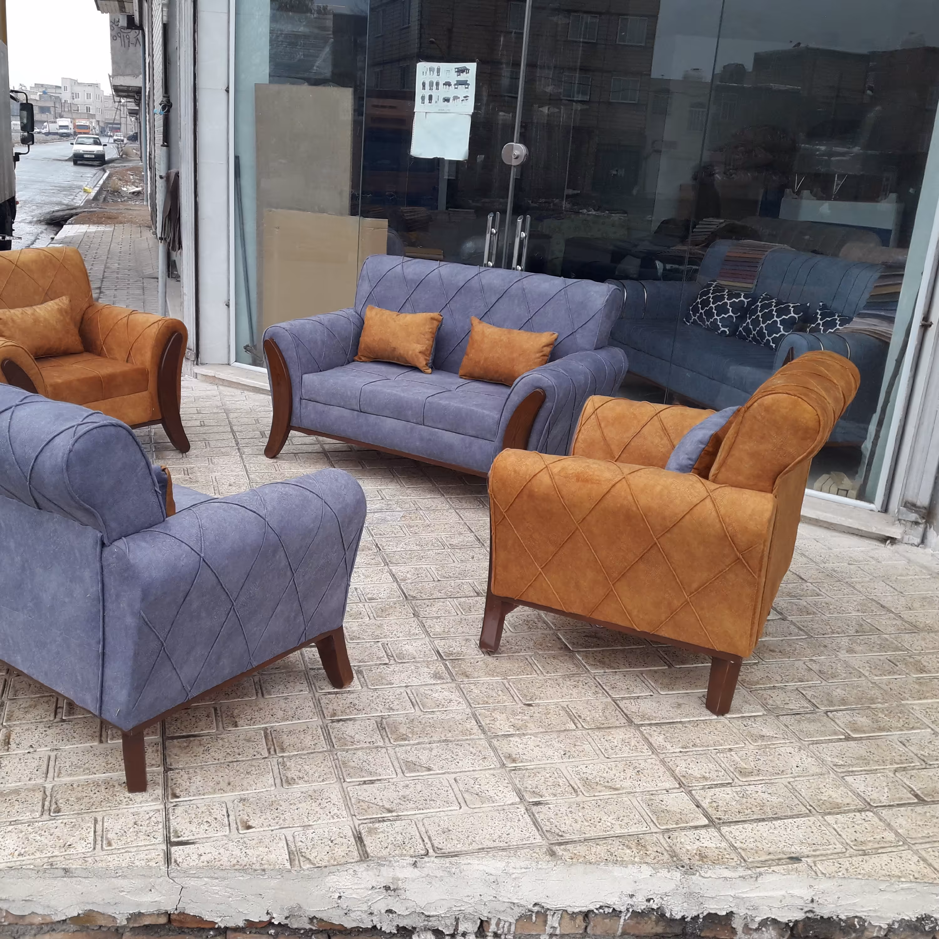 مبل اسکارلت پایه چوبی تیره