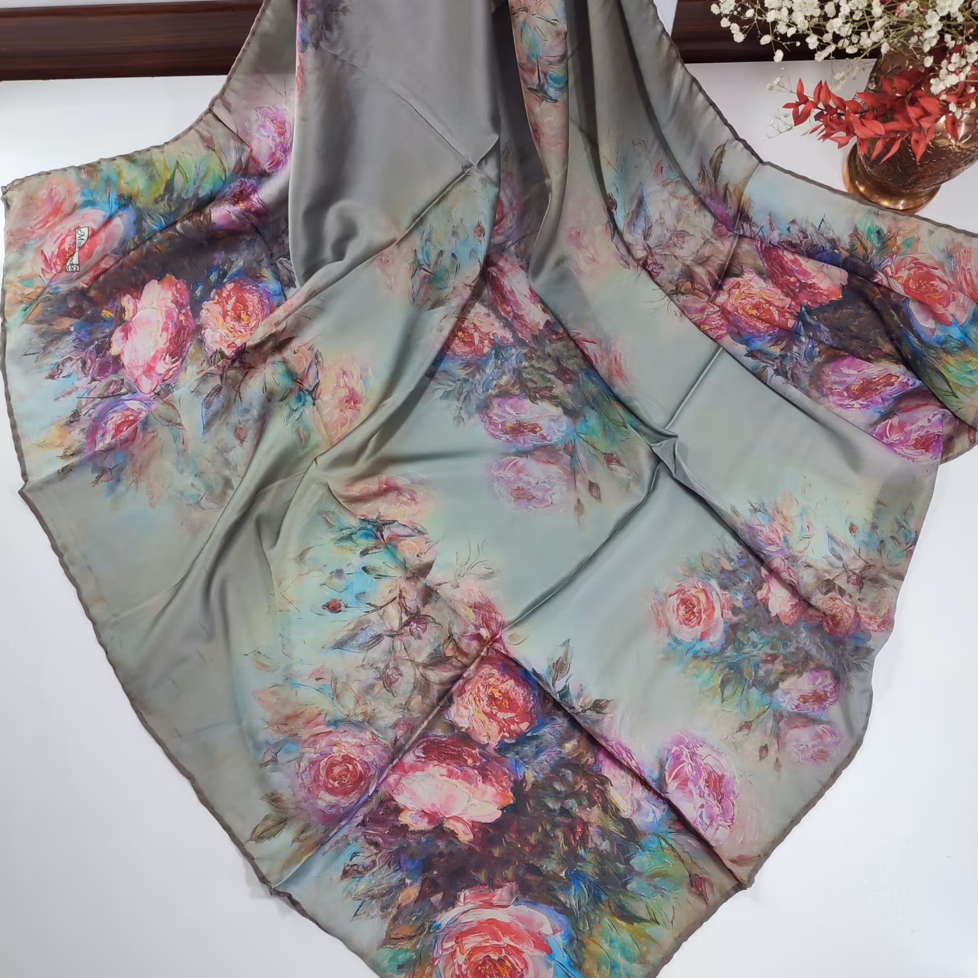 روسری مجلسی حریر ابریشم مارک دار دور دست دوز  قواره متوسط در طرح و رنگ بسیار متنوع 