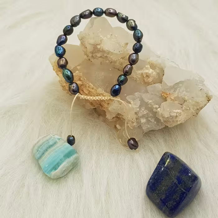 دستبند مروارید پرطاووسی باروک طبیعی
سایز 7 دور مچ 17 و گره مکرومه
کد 202