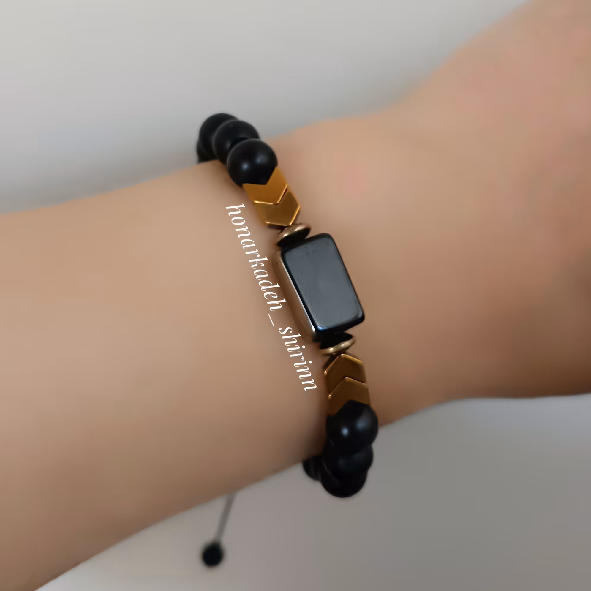 دستبند اسپرت مشکی با سنگ اونیکس و سنگ حدید