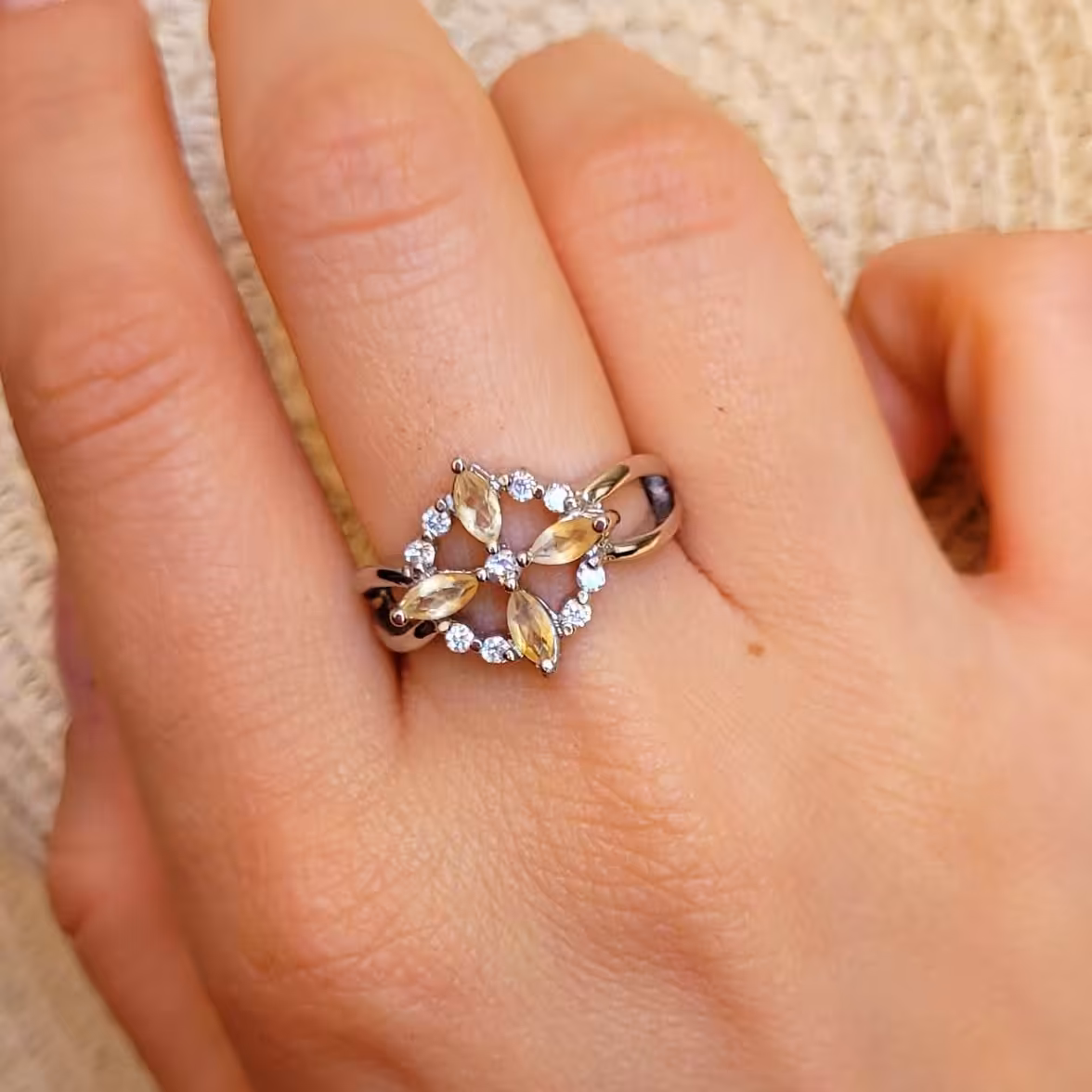 انگشتر چهارنگینه سیترین طلایی اصلی خارجی   
عیار نقره 925ارسال رایگان 