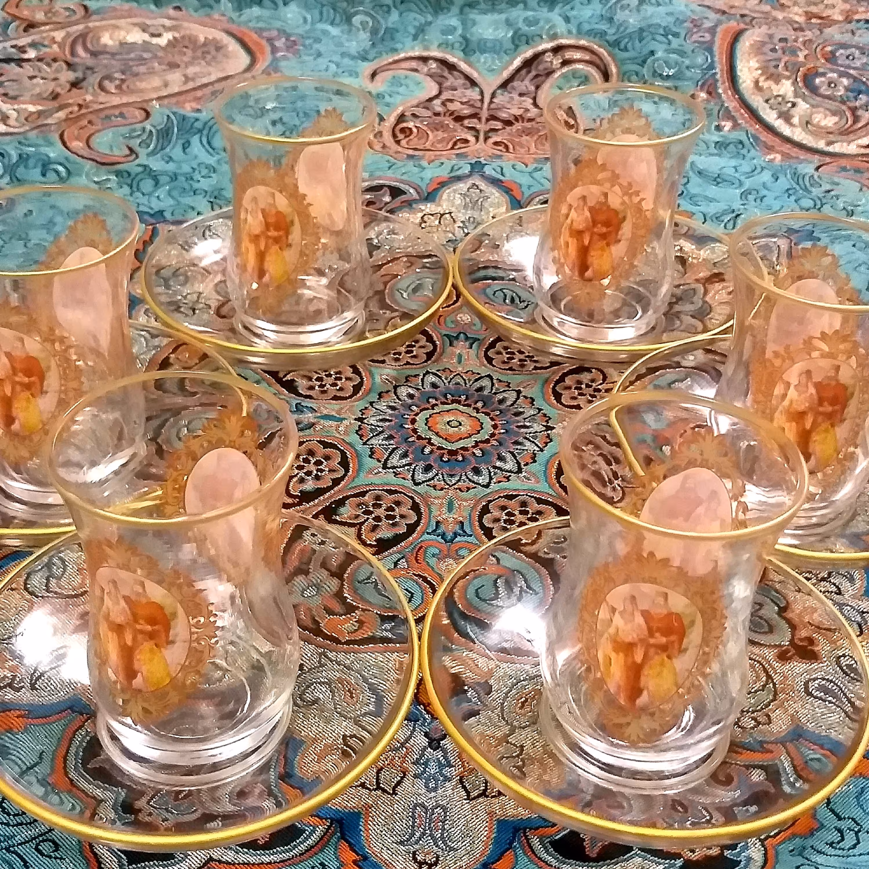 نعلبکی دورطلایی و استکان کمر باریک 6 عدد نعلبکی و 6 عدد استکان کمر باریک