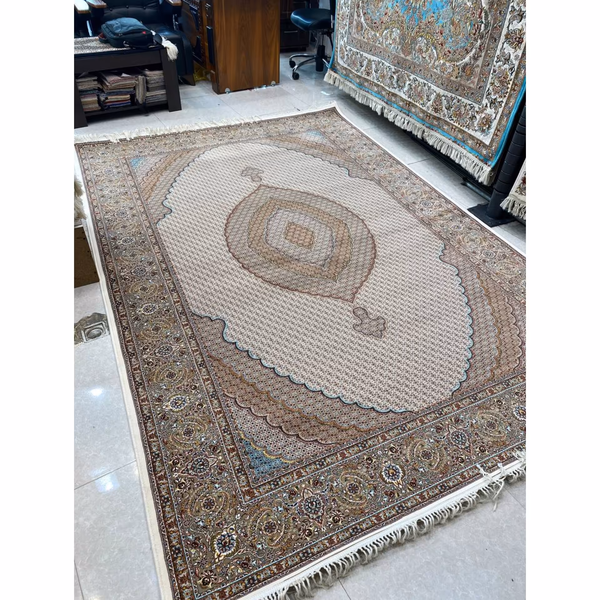 فرش ماشینی 9 متری 1000 شانه ماهی خوی کرم تبریز