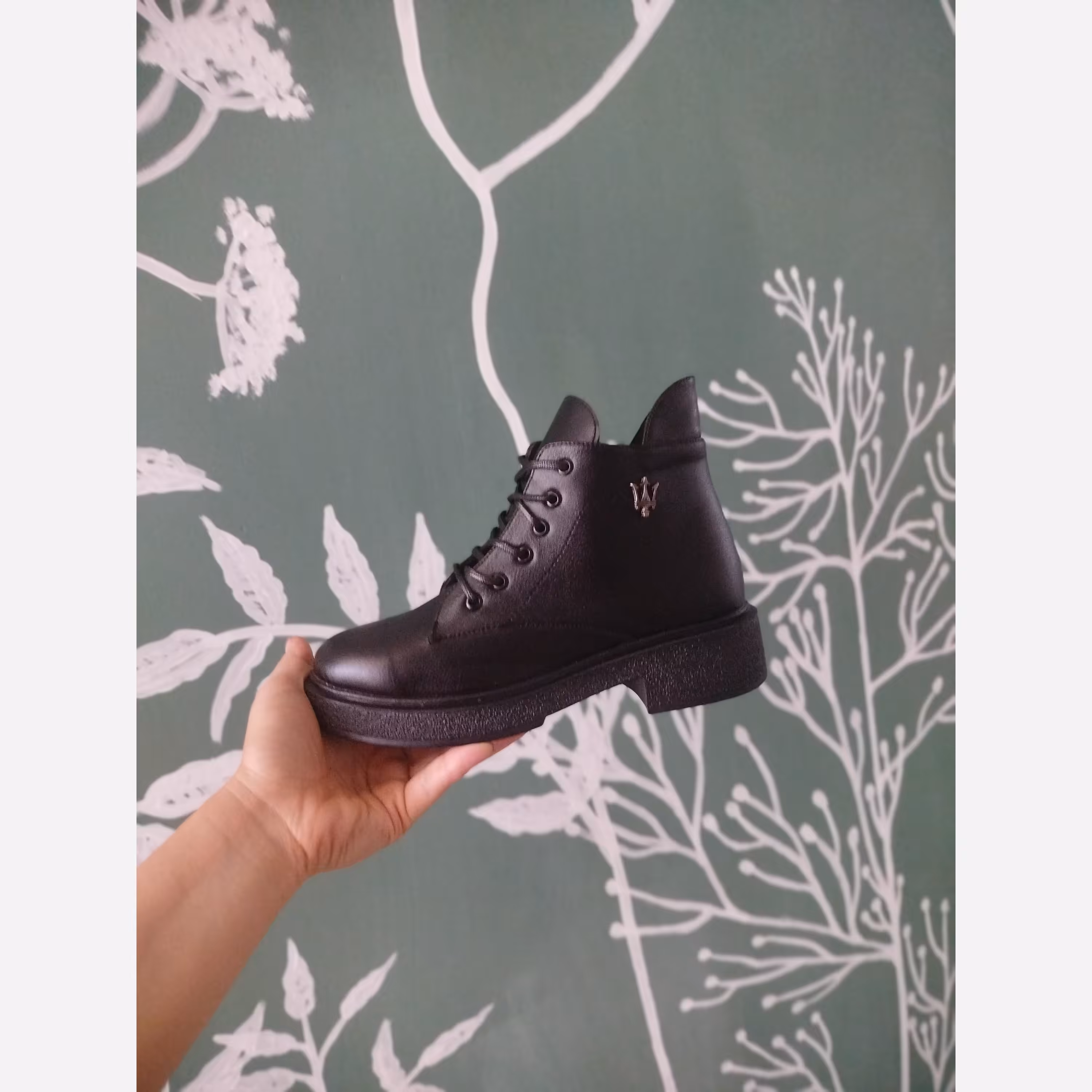 نیم بوت زنانه و دخترانه 37تا41رنگ مشکی با کیفیت بی نظیر