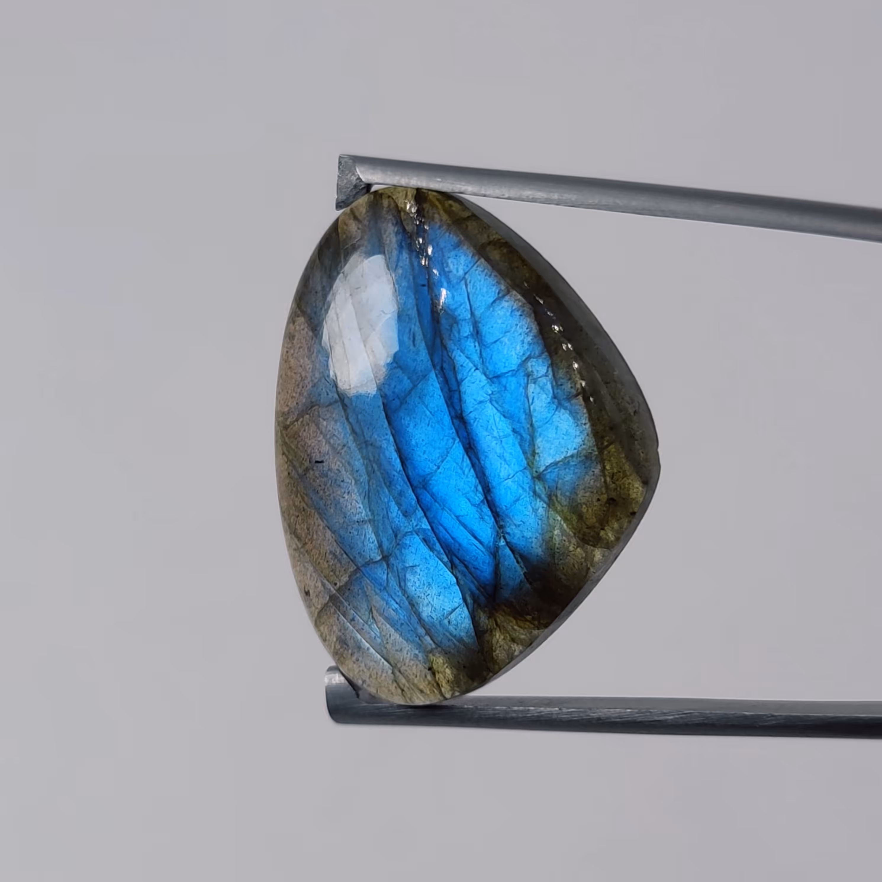 سنگ لابرادوریت معدنی ماداگاسکار (تراش مثلث) 