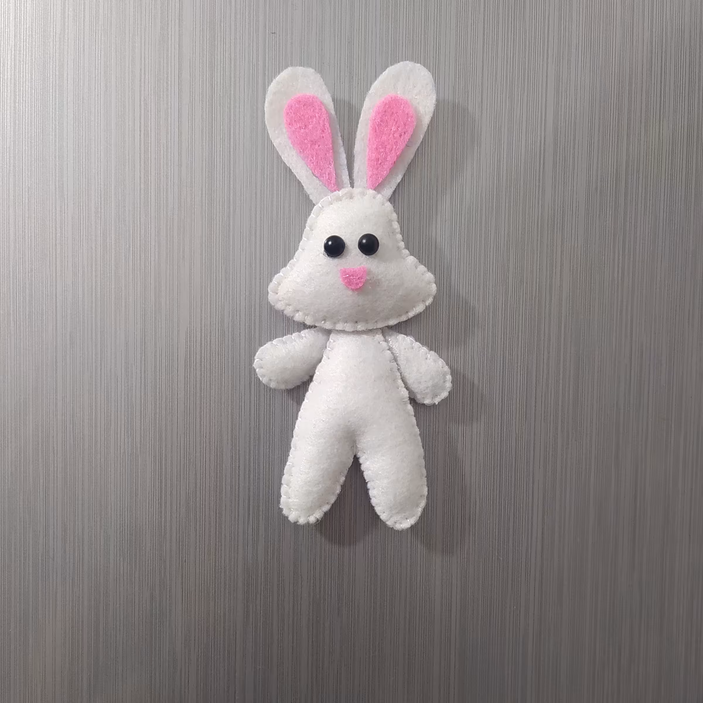 مگنت یخچالی،طرح خرگوشی کیوت(رنگ سفید)         سایز کوچیک(زیبایی رو ب خونتون بیارین)