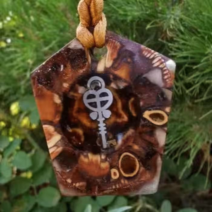 گردن آویز دست ساز اپوکسی کاج مدل کلید برنزطرح کاج طبیعی کد 1314