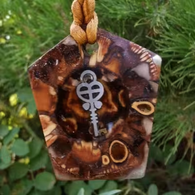 گردن آویز دست ساز اپوکسی کاج مدل کلید برنزطرح کاج طبیعی کد 1314