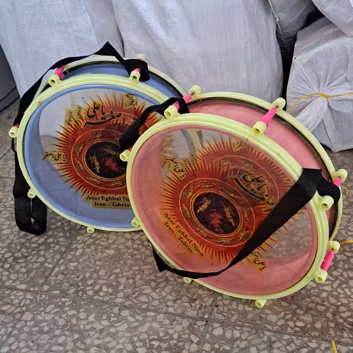 طبل دو چوب جنس پلاستیکی اندازه  سی سانتی  به همراه چوب و بند پلاستیکی مناسب 5 الی 8 سال 