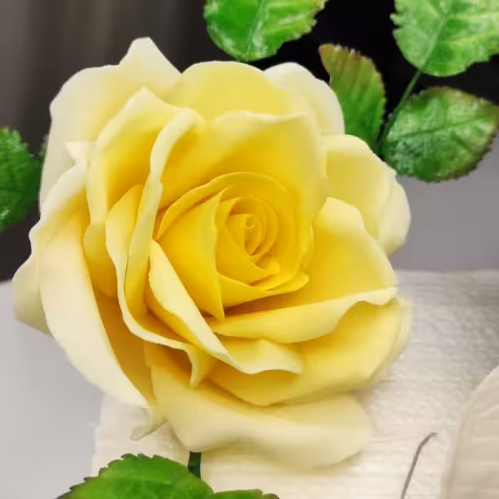 این گلها خوراکی با پودر قند و رنگ های خوراکی بوده و برای تزئین روی کیک های تولد و یا عروسی مورد استفاده قرار میگیرد