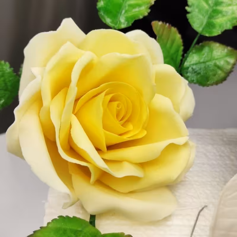 این گلها خوراکی با پودر قند و رنگ های خوراکی بوده و برای تزئین روی کیک های تولد و یا عروسی مورد استفاده قرار میگیرد