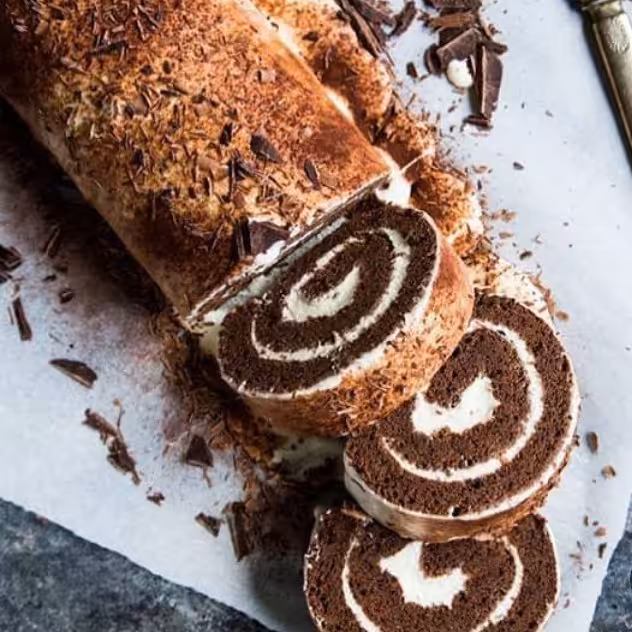 شیرینی رولت شکلاتی خونگی تازه و لطیف(هزینه ی ارسال پس کرایه)