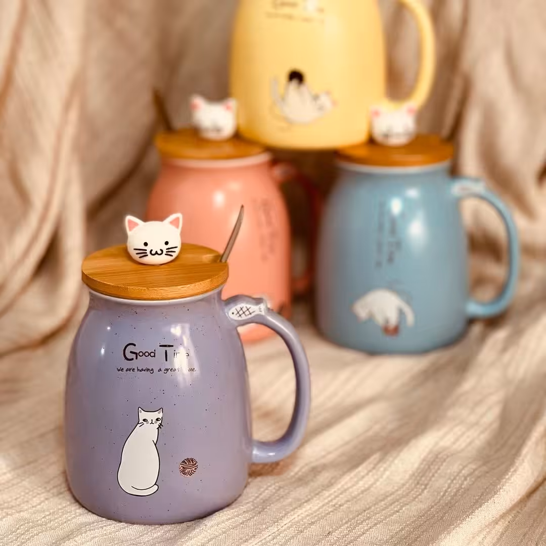 ماگ گربه بازیگوش . جنس سرامیکی درب چوبی