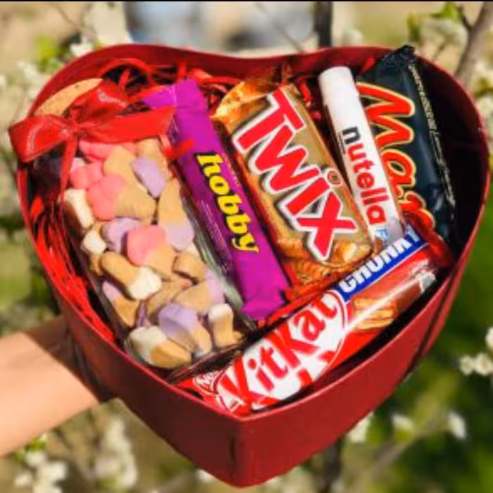 باکس قلبی کادویی شکلات همراه بانکه پاستیل بستنی 