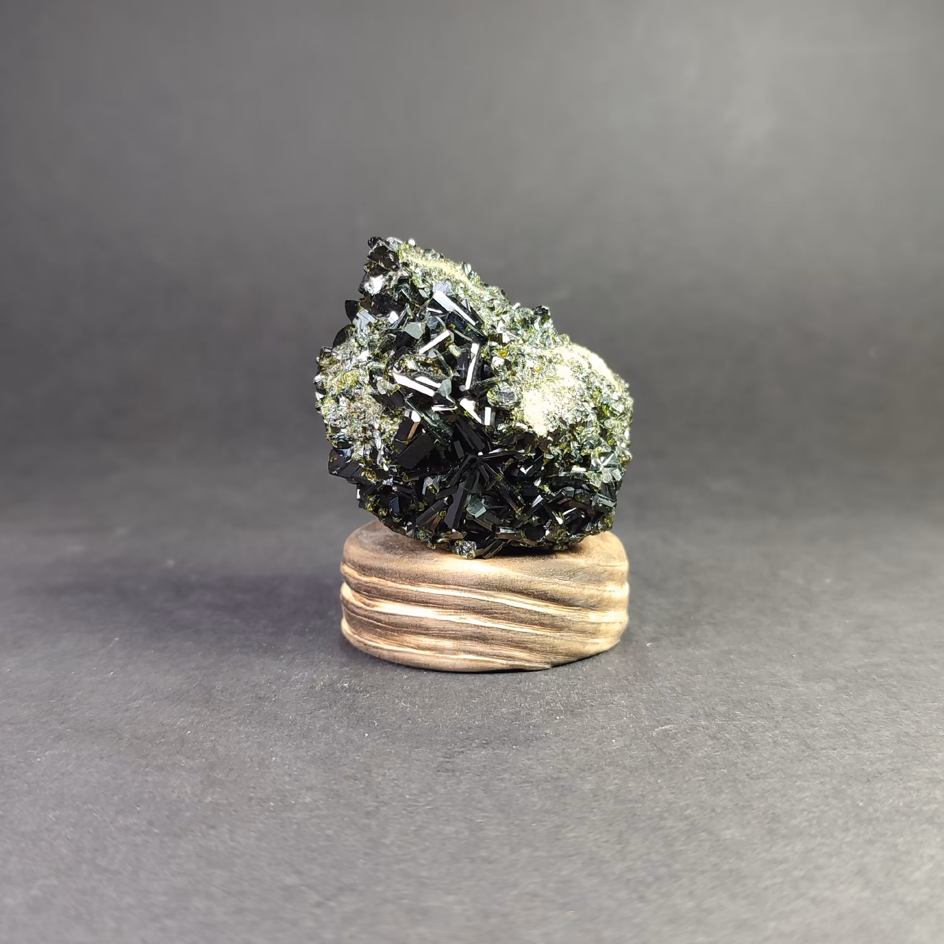 سنگ اپیدوت طبیعی با پایه چوبی