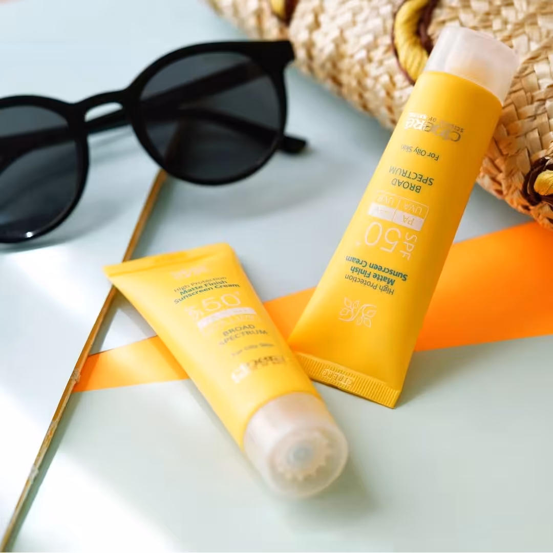 کرم ضدآفتاب سینره SPF50 بی رنگ فاقد چربی