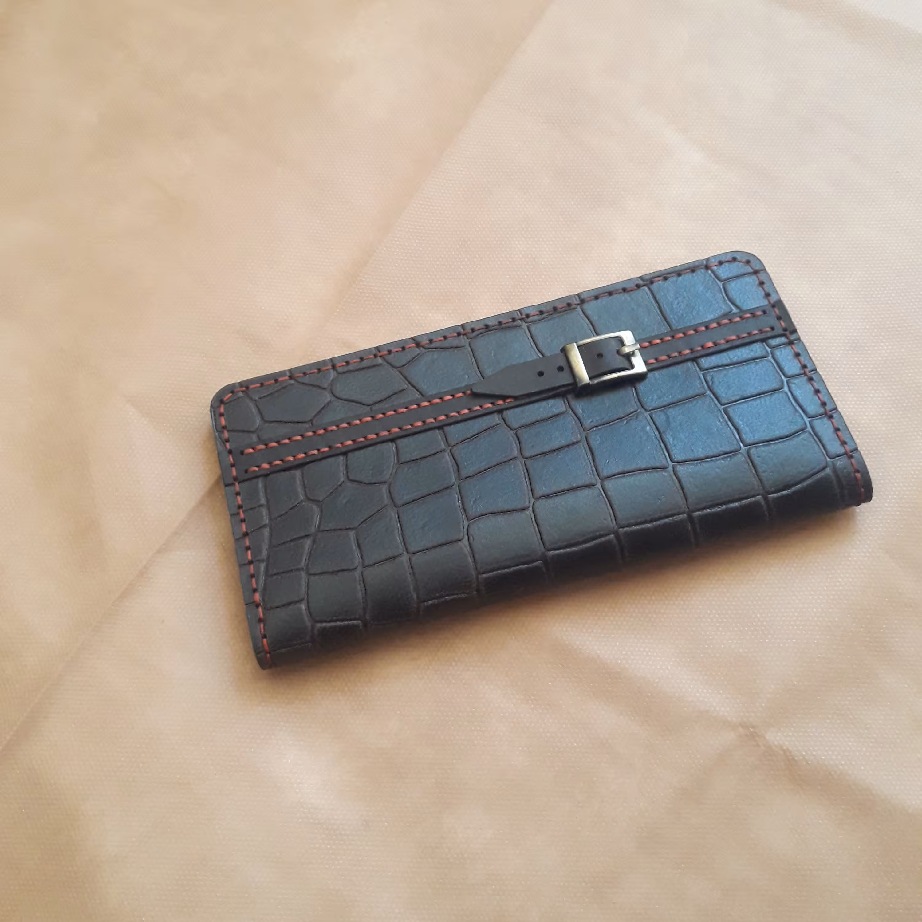 کیف پول چرم شتری دارای 6جای کارت 4محفظه داخلی نحوه بسته شدن با دکمه آهن ربایی 