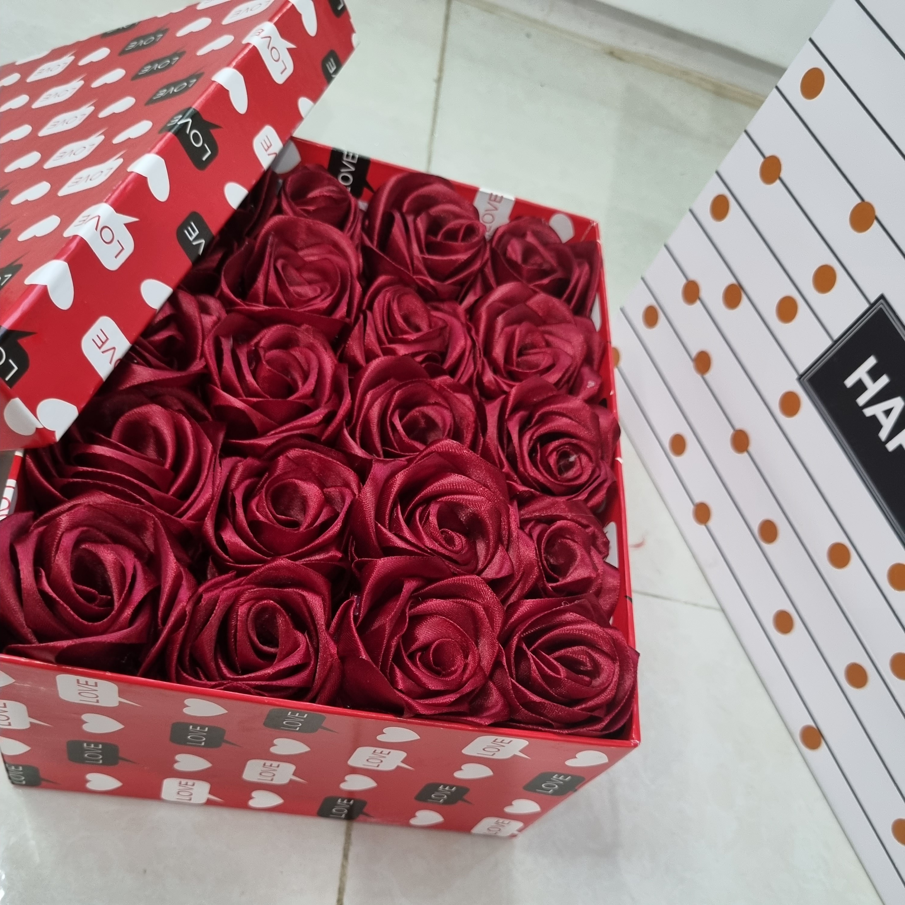 باکس هدیه گل رز زرشکی
