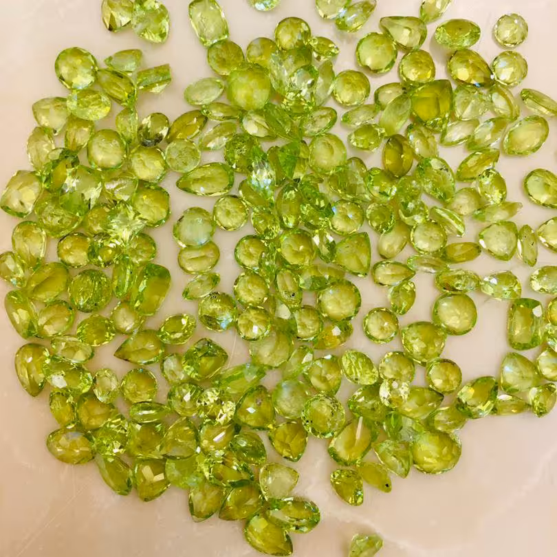 پک پنج عددی سنگ طبیعی زبرجد در طرح های متفاوت مناسب مخراج کاری و کارهای ریز زنانه وزن حدودی 0.5 گرم